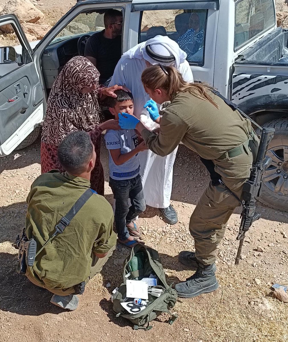 الصورة لطفل فلسطيني تلقى ضربة في بيته فتوجهت أسرته إلى مسعفى جيش الدفاع الإسرائيلي ليقوموا…