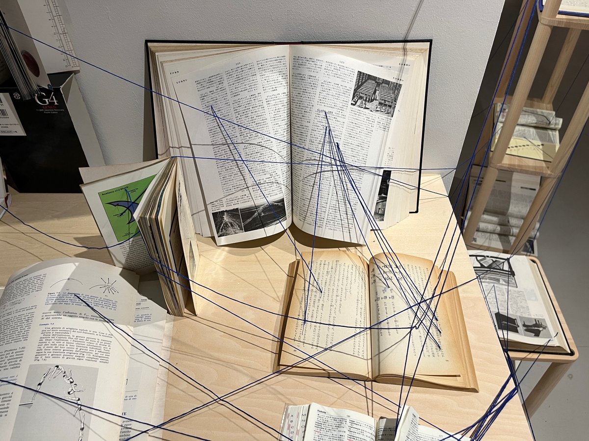 hamuzou's tweet image. 東京藝術大学大学院映像研究科メディア映像専攻の「OPEN STUDIO 2022」で印象深かった作品。是永悠之介さん（M1）の《Linked》。ハイパーリンクでウェブページが繋がってるように、本のページのリンクしてる箇所を糸で繋いでる。