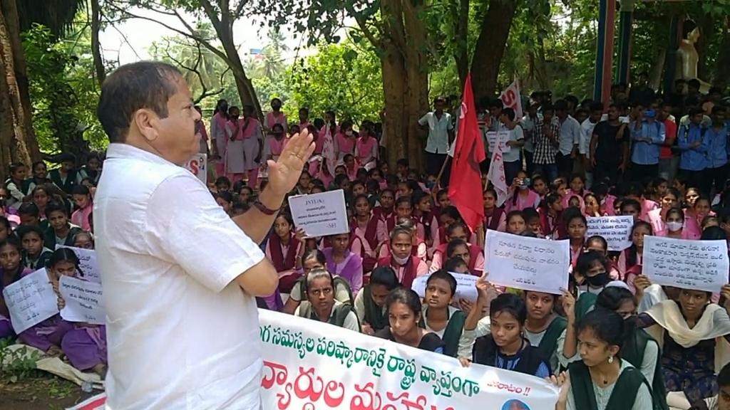 JanaSenaParty's tweet photo. తాము ఎదుర్కొంటున్న సమస్యలపై విద్యార్థులు కాకినాడలో చేపట్టిన ధర్నాకి జనసేన పీఏసీ సభ్యులు శ్రీ పంతం నానాజీ మద్దతు ఇచ్చారు. విద్యార్థులు ఎదుర్కొంటున్న పలు సమస్యలపై ప్రభుత్వం వెంటనే స్పందించి వ��టిని పరిష్కరించాలని డిమాండ్ చేశారు. https://t.co/f4vU5kglZV