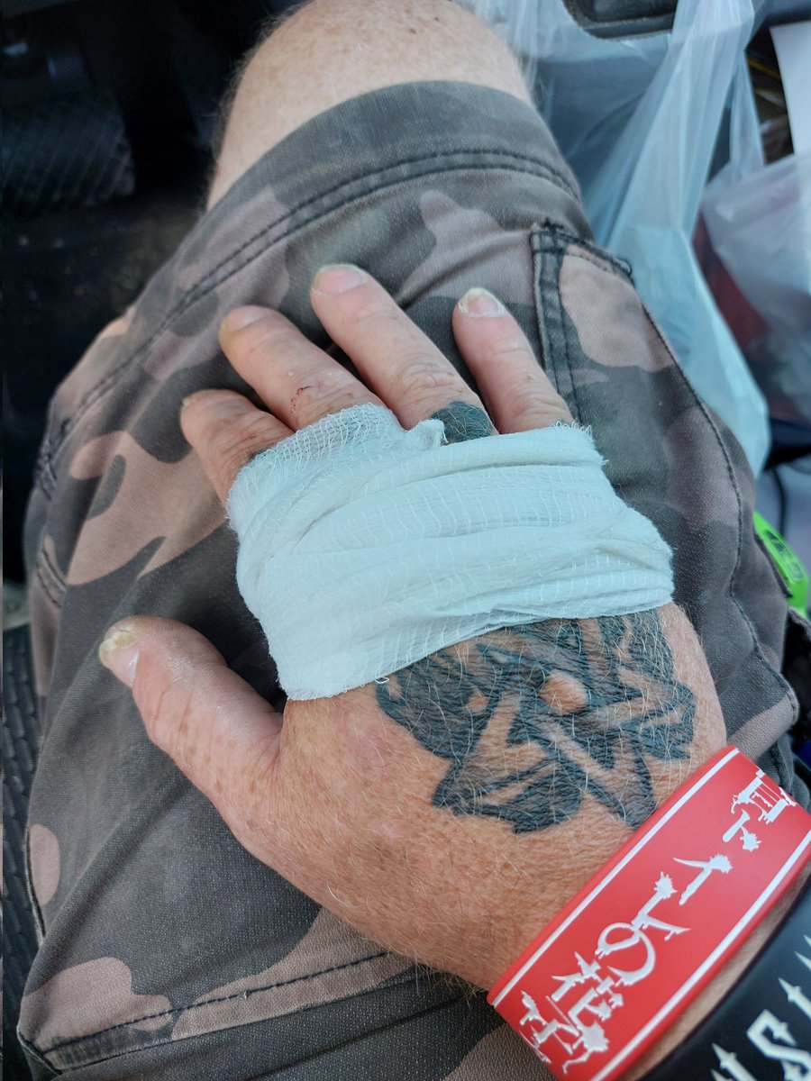 MetalMarcel's tweet photo. Maybe I should've stayed home today🤔 Another lesson learned: 2mm thick stainless steel is sharp 😊 #CleanUpInAisle5 https://t.co/jFI0i6wUMg