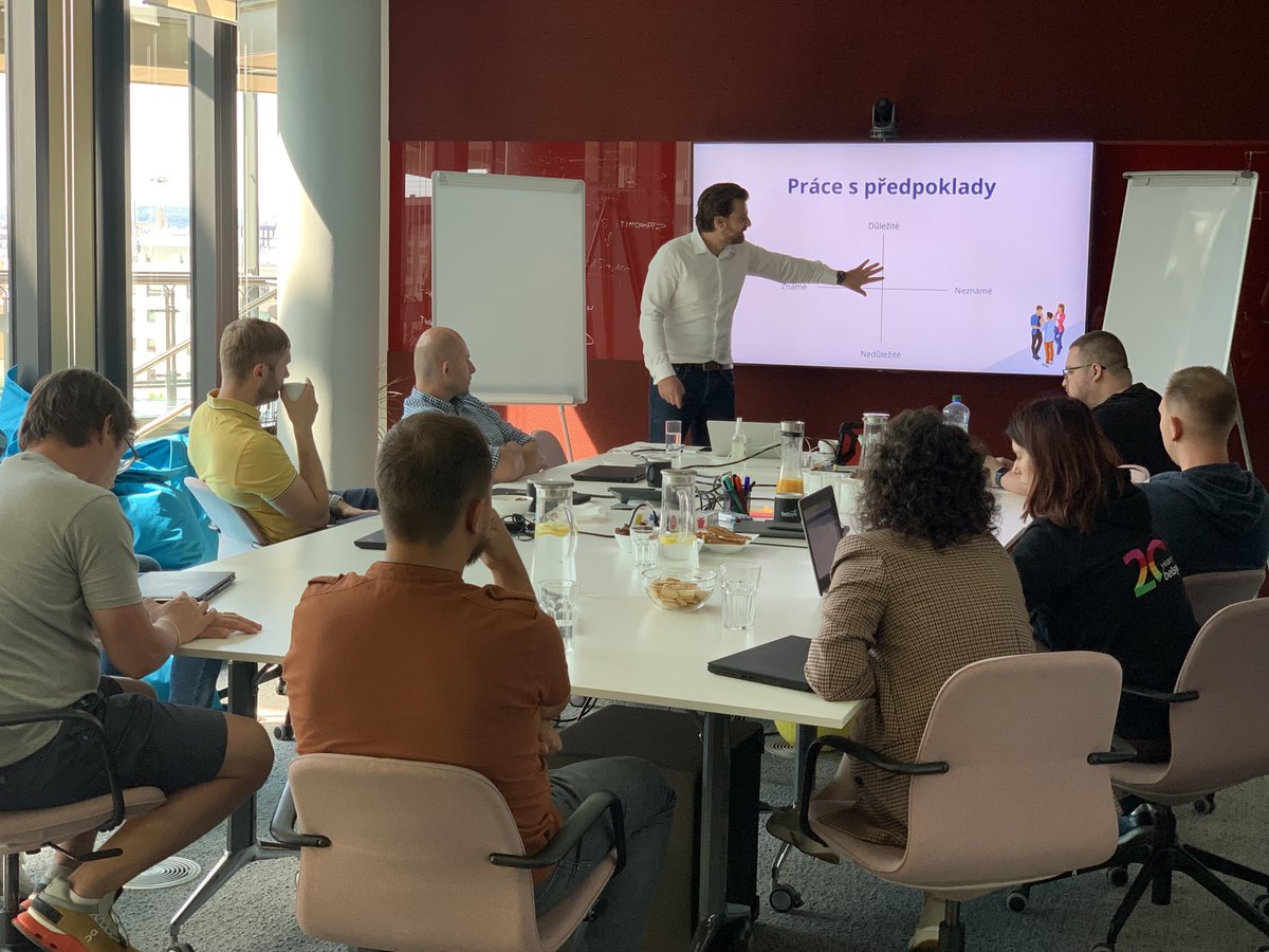 O čem tedy bylo naše školení na téma Product Discovery s Michalem Vojákem z Designdev? 
Jednoduše řečeno o souhrnu metod, které výrazně zvýší šanci, zda je konkrétní nápad opravdu dobrý a realizovatelný pro vaši firmu či nikoli.