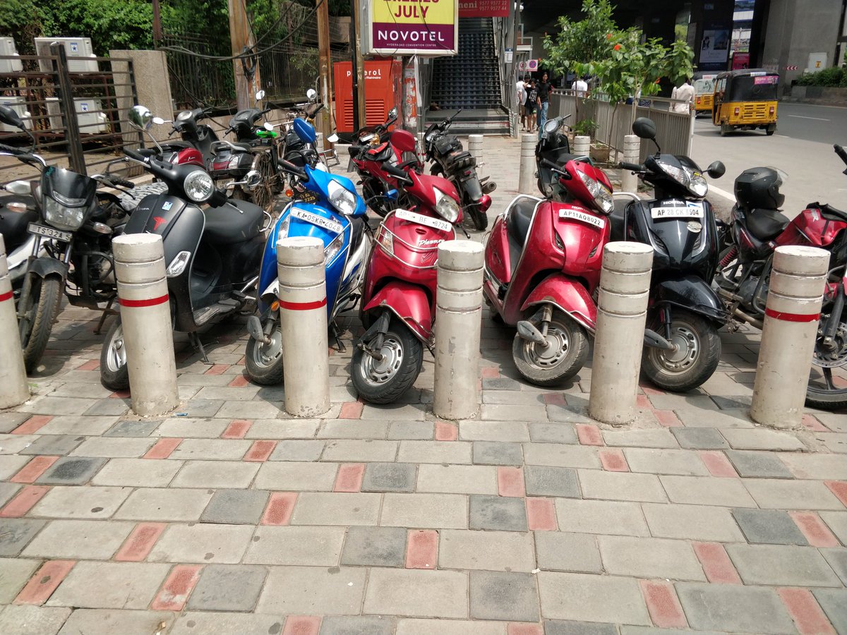 P_Mark_P's tweet photo. @CYBTRAFFIC hi.. is this space for pedestrians or 2-wheeler parking?? ne https://t.co/vzGHN6g5Vf