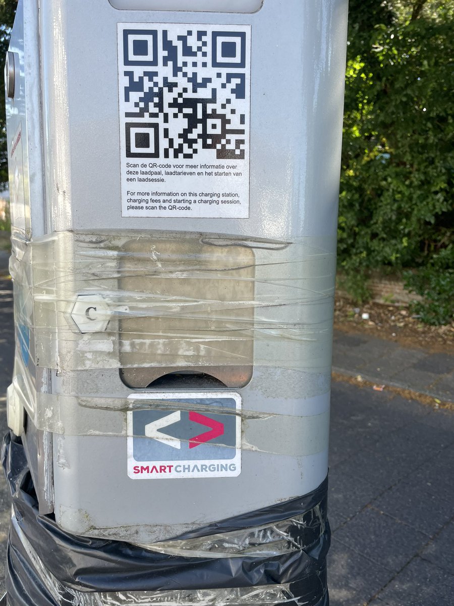 Pelsje's tweet photo. Deze laadpaal van @EVnetNL is al maanden buiten gebruik. Ik heb gebeld en een Vlaamse dame heeft mij allervriendelijkst geholpen. Maar er is nog steeds niks gebeurd. @gem_oegstgeest, kunnen jullie hierin iets betekenen? Geversstraat. https://t.co/M3b4h1BtJQ