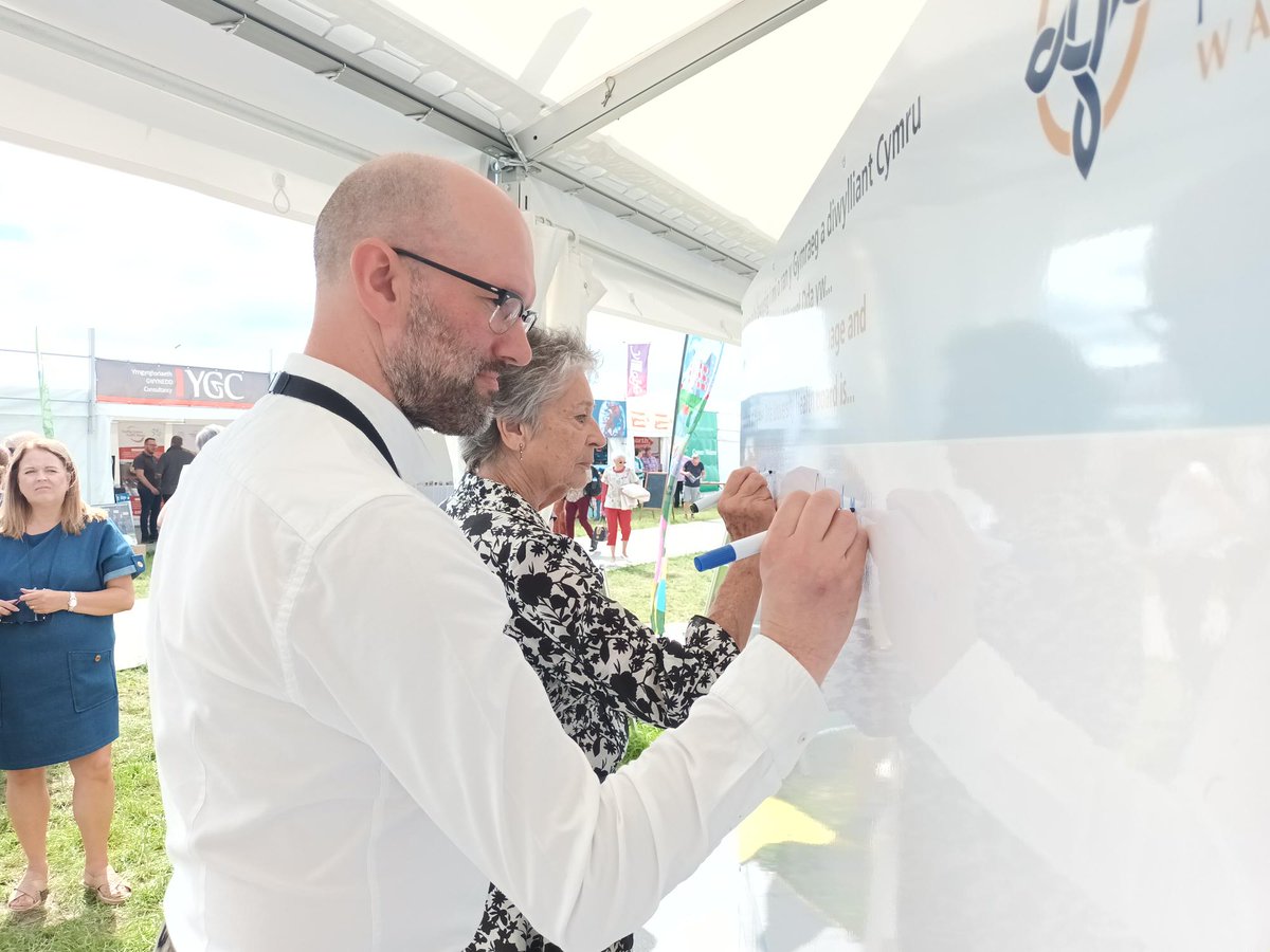 BIHywelDda's tweet photo. Heddiw yn yr @eisteddfod lansiodd Beti George, darlledwr a newyddiadurwr, a gynrychiolydd llais y claf ar Fwrdd Partneriaeth Llywodraeth Cymru, y cam darganfod ar stondin y bwrdd iechyd. 

Darllenwch mwy yma: https://t.co/DGKkG9S2GZ

#IechydDaHywelDda #HywelArYMaes https://t.co/9ygCZ01gQL