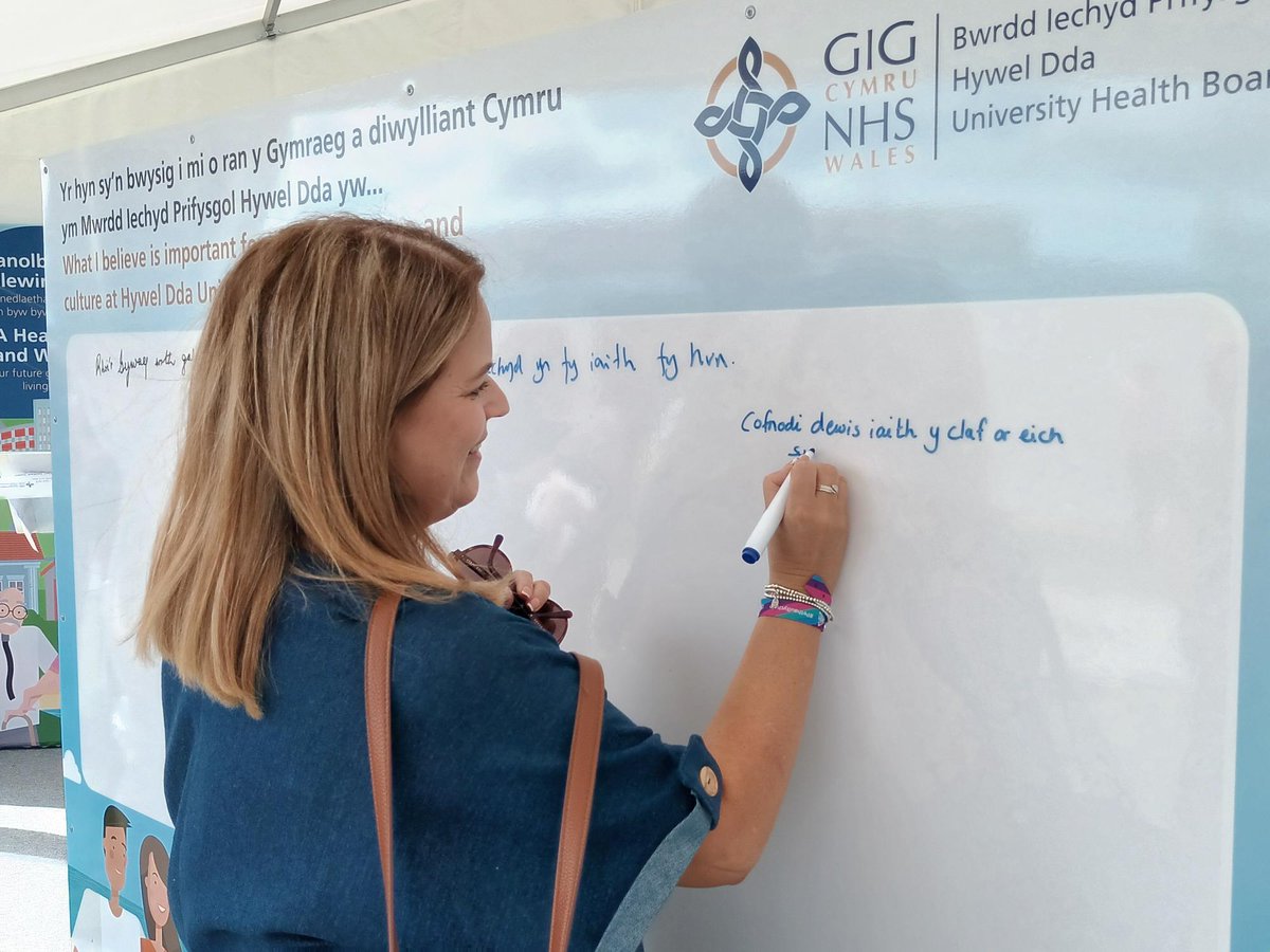 BIHywelDda's tweet photo. Heddiw yn yr @eisteddfod lansiodd Beti George, darlledwr a newyddiadurwr, a gynrychiolydd llais y claf ar Fwrdd Partneriaeth Llywodraeth Cymru, y cam darganfod ar stondin y bwrdd iechyd. 

Darllenwch mwy yma: https://t.co/DGKkG9S2GZ

#IechydDaHywelDda #HywelArYMaes https://t.co/9ygCZ01gQL