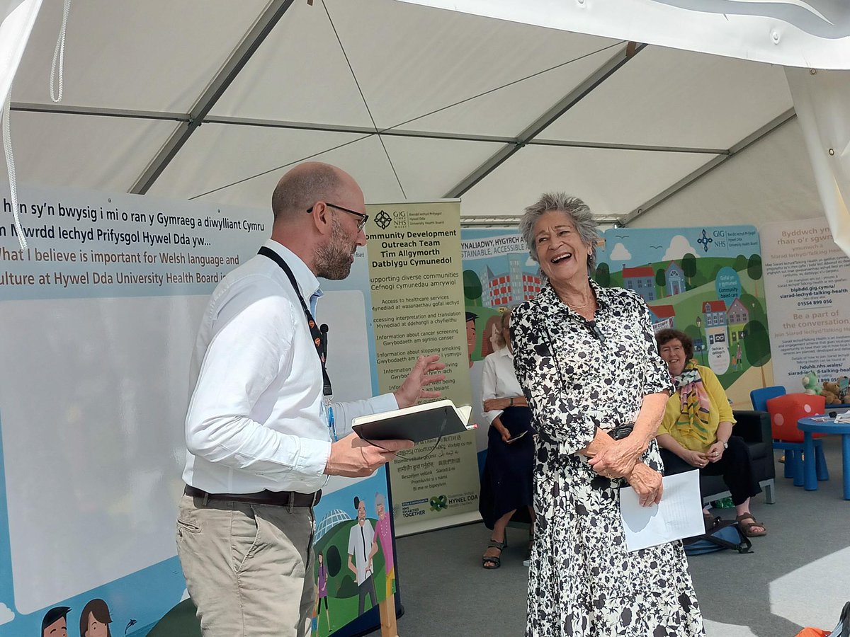 BIHywelDda's tweet photo. Heddiw yn yr @eisteddfod lansiodd Beti George, darlledwr a newyddiadurwr, a gynrychiolydd llais y claf ar Fwrdd Partneriaeth Llywodraeth Cymru, y cam darganfod ar stondin y bwrdd iechyd. 

Darllenwch mwy yma: https://t.co/DGKkG9S2GZ

#IechydDaHywelDda #HywelArYMaes https://t.co/9ygCZ01gQL