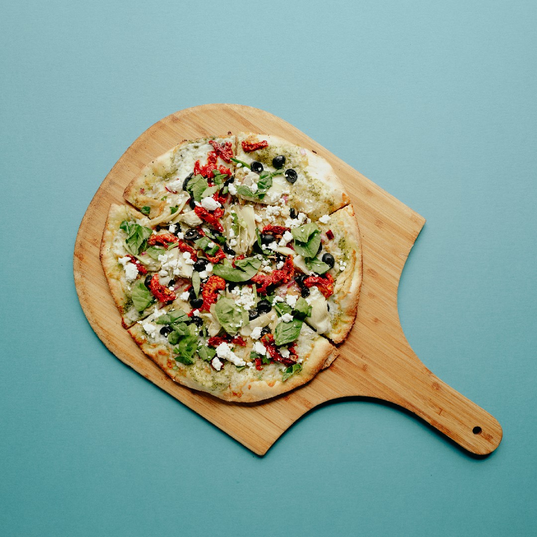 PyrosPizza's tweet photo. Put a little pesto in your step this rainy Monday and head to PYRO'S for lunch! Our Pesto pizza features roasted chicken, artichoke hearts, black olives, roasted onions, sun-dried tomatoes and mozzarella, finished with spinach and feta 🍕 #PyrosPizza #FireFresh #Pesto #Lunch https://t.co/fi0qeP2BwT