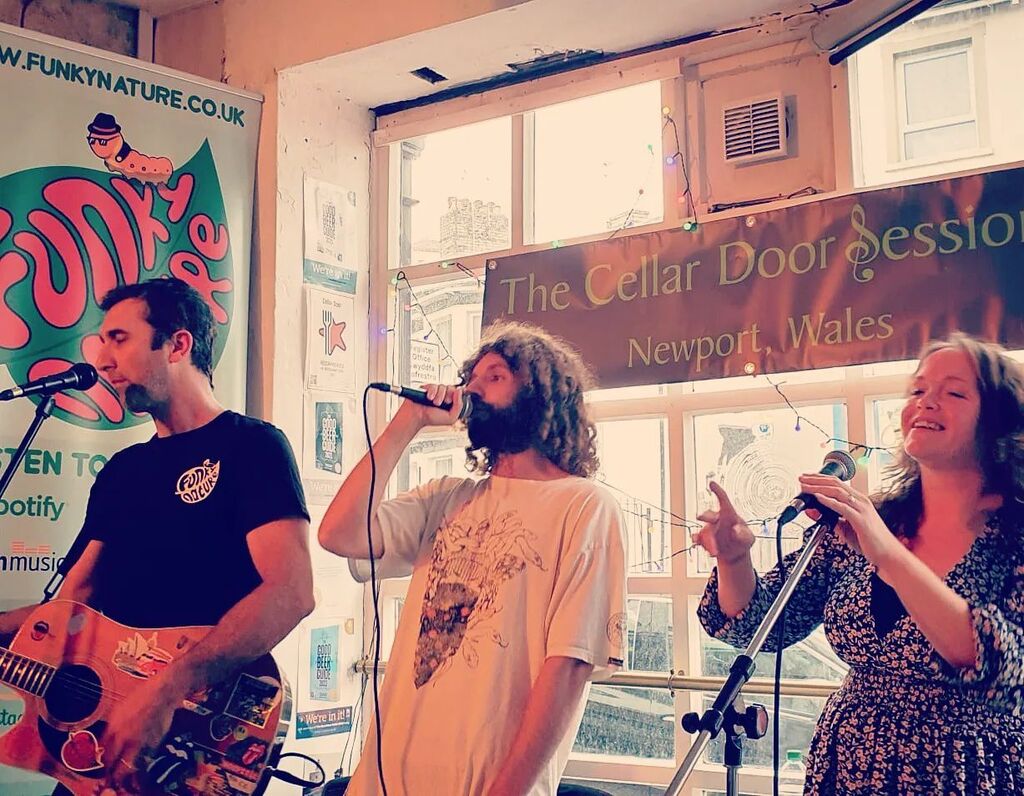 Funky_Nature's tweet photo. Wales last night 🏴󠁧󠁢󠁷󠁬󠁳󠁿 Thanks to @cellardoornewport for having us - we had a great time. Also shout out to the best cheering from Matt behind the bar 😄 More Welsh gigs to come 🙌 

@welshyb @cloudyfollowme 

#gig #livegigs #Wales #Newport #livemusic #in… https://t.co/QdeU7ZgWN4 https://t.co/vmDcxqWlQk