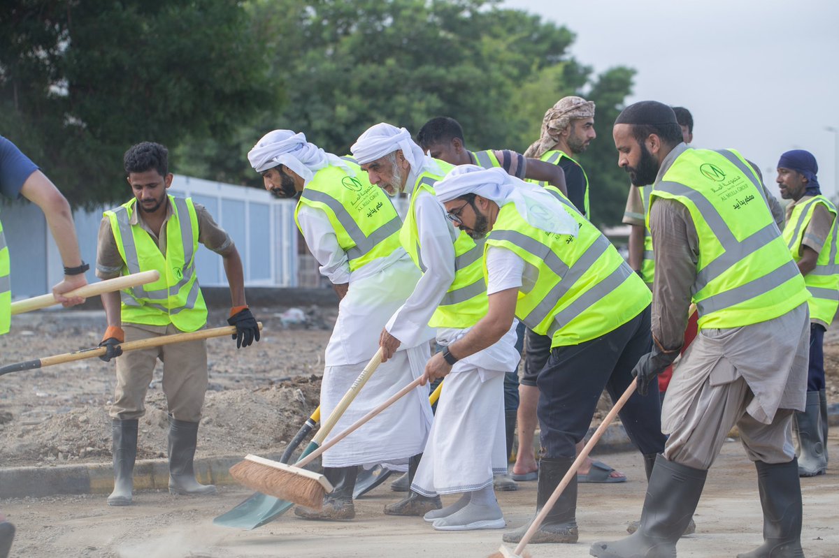 almullagroupuae's tweet photo. سعيدين بمشاركتنا في حملة سمو ولي العهد الفجيرة #معكم_يدا_بيد في تنظيف شوارع ومناطق الفجيرة بحضور رئيس مجلس الإدارة والمدراء التنفيذيين في المجموعة. https://t.co/L5EMQzZEZB