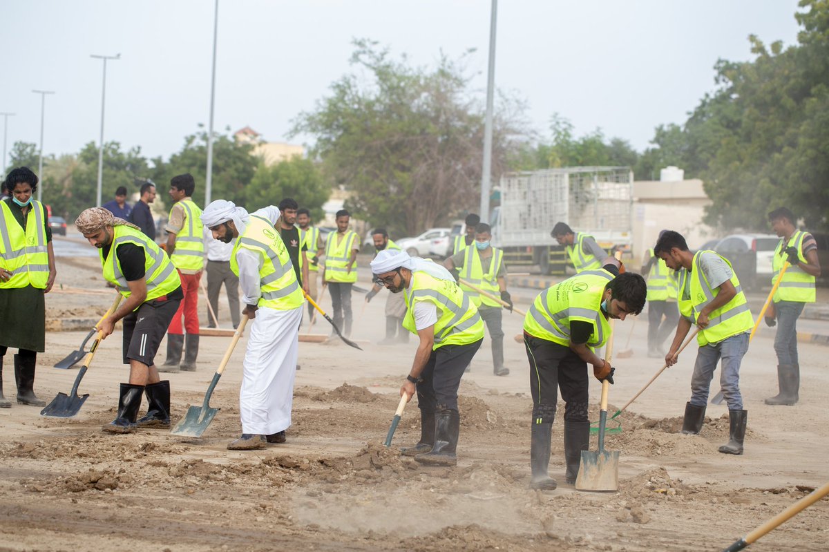 almullagroupuae's tweet photo. سعيدين بمشاركتنا في حملة سمو ولي العهد الفجيرة #معكم_يدا_بيد في تنظيف شوارع ومناطق الفجيرة بحضور رئيس مجلس الإدارة والمدراء التنفيذيين في المجموعة. https://t.co/L5EMQzZEZB