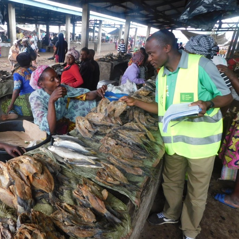Before any humanitarian response, there is careful analysis. Here, <a href="/WHH_DRC/">WHH DR Congo - Welthungerhilfe</a> staff record food prices at a market in North Kivu, D.R. Congo. Plans to provide cash assistance to 8,000 families affected by violent conflict. <a href="/USAIDAfrica/">USAID in Africa</a>