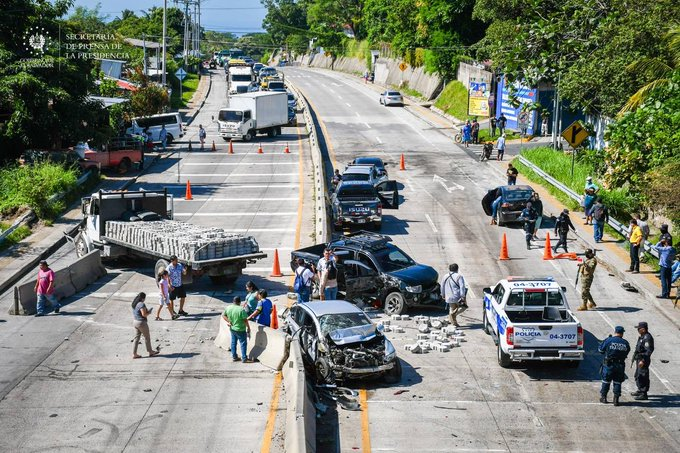 ultimahsv's tweet photo. #ÚLTIMAHORA | Un equipo del Sistema Nacional de @PROCIVILSV se encuentra en la carretera que conduce hacia el puerto de La Libertad, a la altura de San José Villanueva, para atender un accidente de tránsito. https://t.co/XNh6SmiO4S