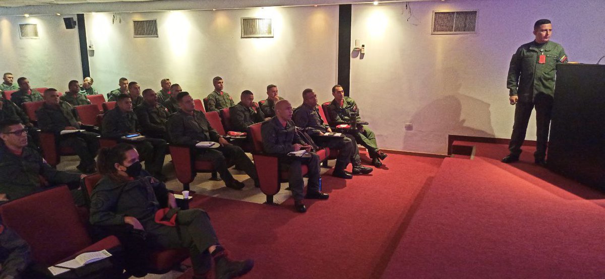 GAPN4FANB's tweet photo. #01Agosto Cumpliendo instrucciones del MG Santiago Infante Itriago, Comandante General de la AMB @comgral_amb.
El Grupo Aéreo Presidencial N°4 Inicia curso #BRYL Dictado por Instructores del @daex_mil_ve
@aviacionmilitarbolivariana https://t.co/vHAMNdoqQ7
