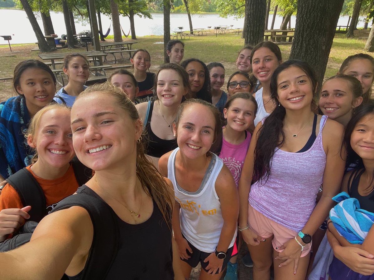 lizzee_runs's tweet photo. That team feeling you get … long run and new trails. Countdown to the start of XC season! https://t.co/cq4OwOGczN