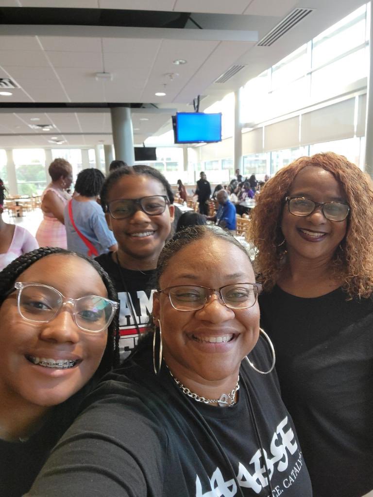 HAABSE3's tweet photo. Thank you to HAABSE YIC Chair @MsAndreaYoung for taking our students to the @NABSE_org Girls Youth Summit over the weekend. Our young ladies not only represented HAABSE but @TABSE_Texas  as well and gained a lot of insight and made new friends and connections. https://t.co/WXAiOVBHRt