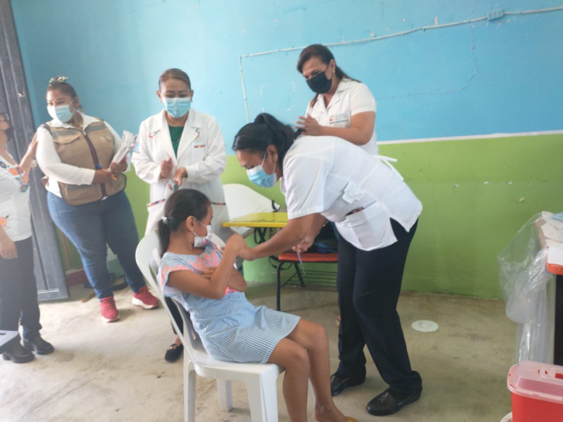 SEPHidalgo's tweet photo. Sede de vacunación #PrimariaGeneral Fausta Careta de la Vega #Huejutla, donde aplican primer dosis para infantes de 7 a 11 años de edad y refuerzo a 12 y 13 años cumplidos. #SEPH participa en el cuidado a la salud de la comunidad educativa. https://t.co/9eKZWg4zR6
