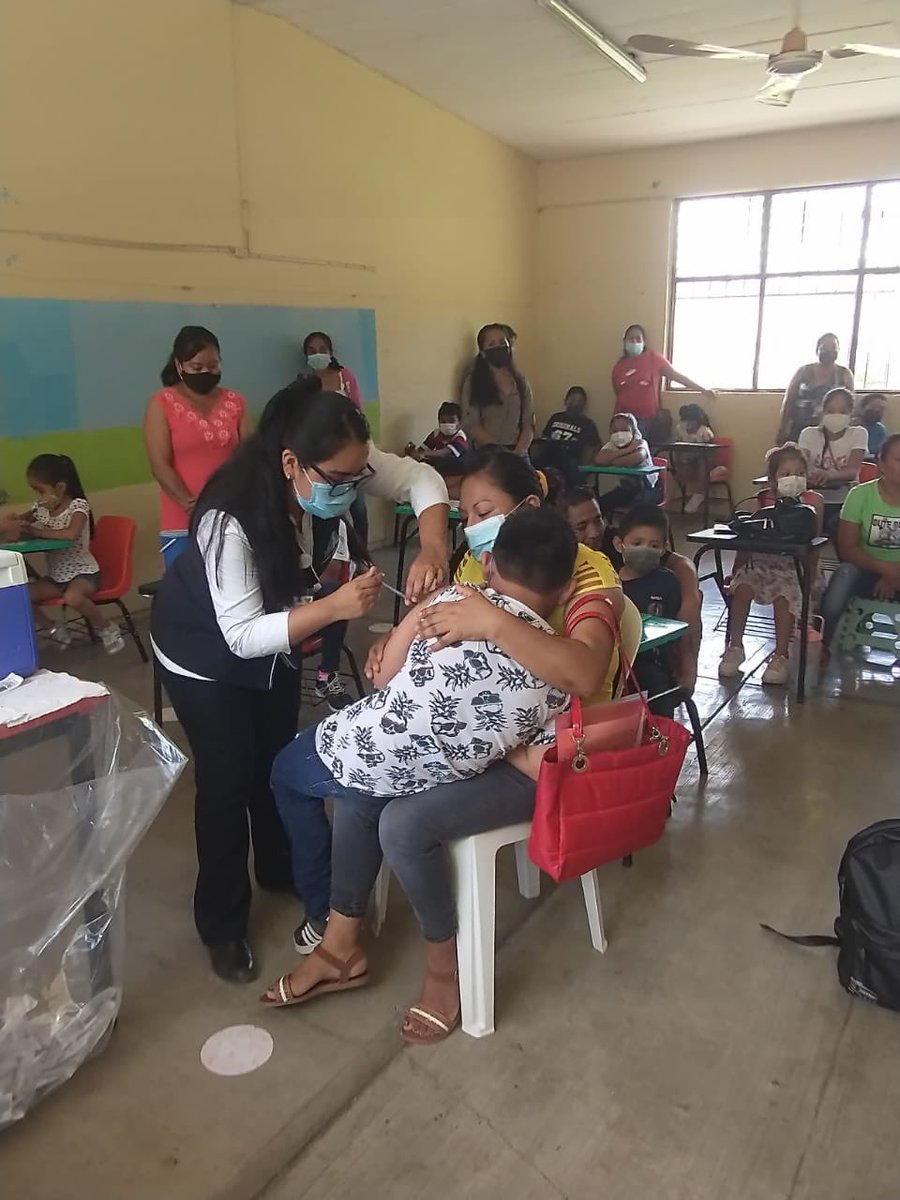 SEPHidalgo's tweet photo. Sede de vacunación #PrimariaGeneral Fausta Careta de la Vega #Huejutla, donde aplican primer dosis para infantes de 7 a 11 años de edad y refuerzo a 12 y 13 años cumplidos. #SEPH participa en el cuidado a la salud de la comunidad educativa. https://t.co/9eKZWg4zR6