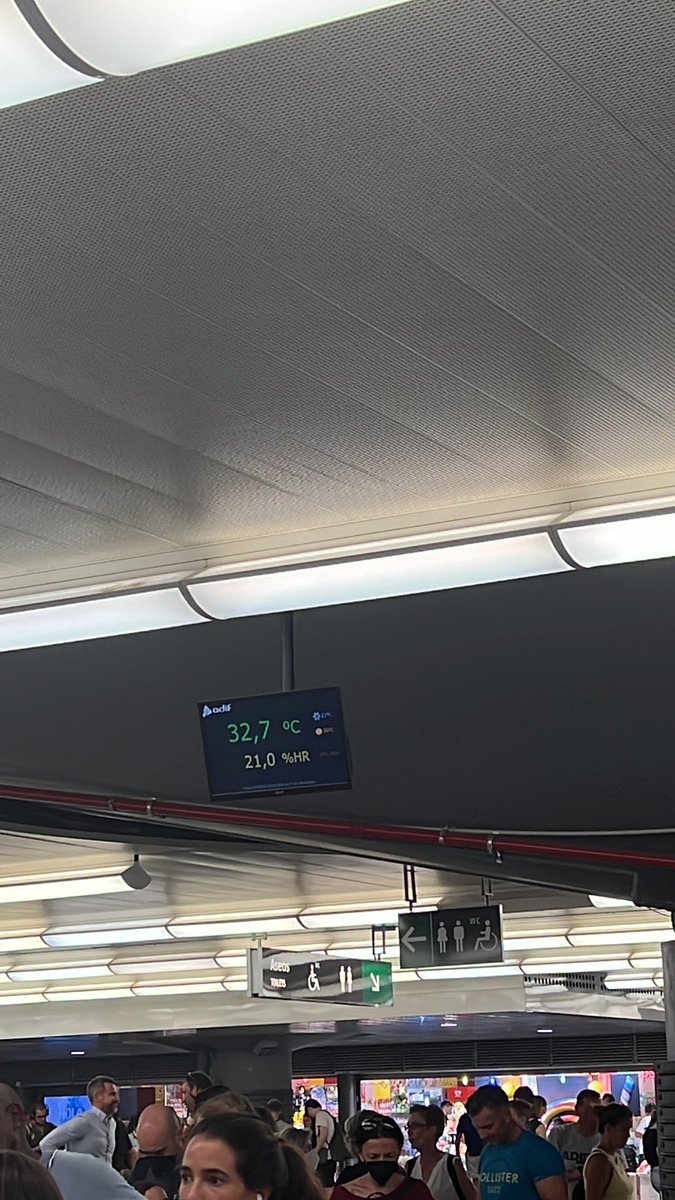 TamaraCorJim's tweet photo. ¿Ahorro energético? @sanchezcastejon Yo estoy pensando en quitarme más que la corbata 🤣 Atocha parece un concurso de miss/mister camisetas mojadas es horrible @Renfe @Inforenfe @Adif_es @InfoAdif https://t.co/aYpZa6ahmL