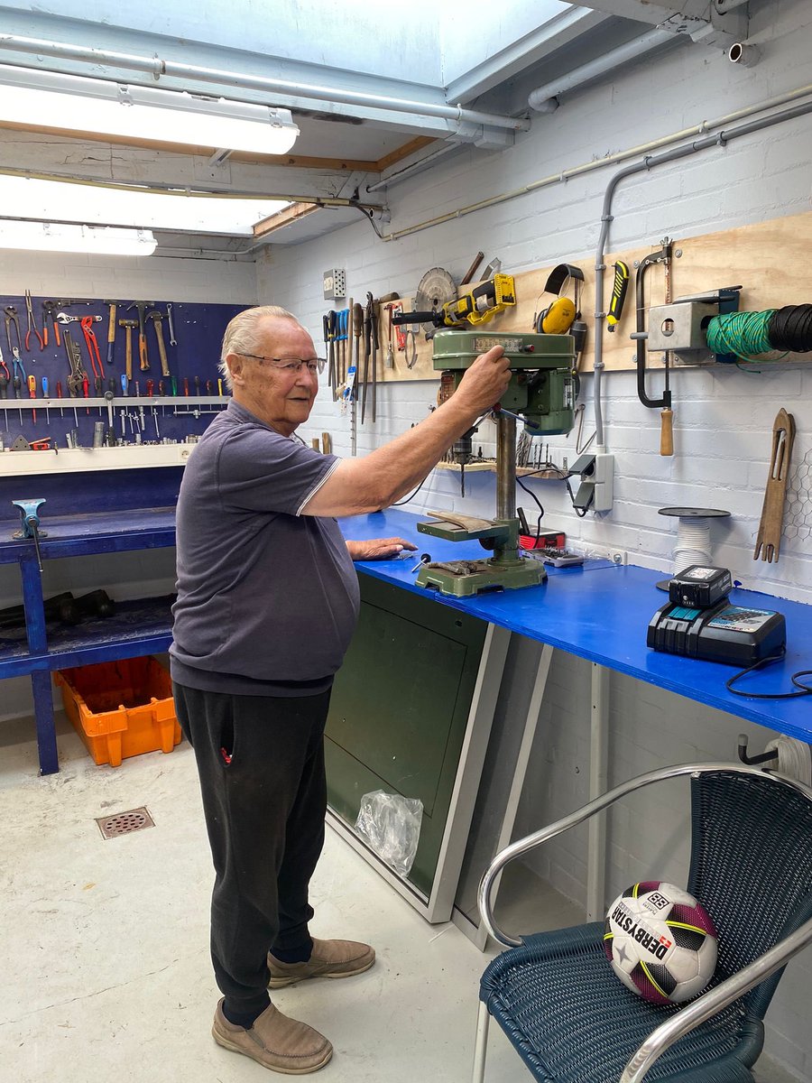 Hiep hiep Hoera🎉🎉🎉morgen wordt deze vrijwilliger Jan Woord 90 jr. Hij loopt alweer 25 jr bij onze club alle voorkomende klussen te doen en nu gaat hij het wat rustiger aandoen Jan bedankt voor alles!!Wij wensen jou een fijne verjaardag toe namens SV Urk