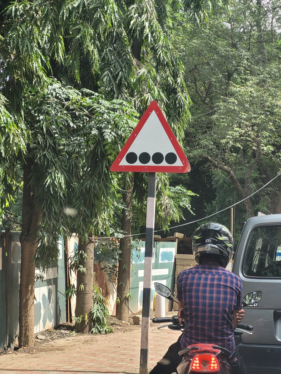 yesanirudh's tweet photo. What traffic symbol is this?
@wftrps @blrcitytraffic 

This is put up just before Hopefarm signal!
#curious https://t.co/OLwW9gZiyy