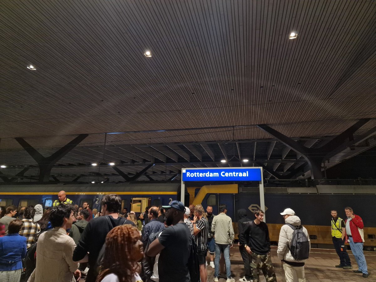 NothingIfNotMe's tweet photo. @NS_online Even een shoutout naar het personeel vorige nacht op trein 2280 en op station RTD (of toch zeker de meerderheid die niet achter een raam stonden toe te kijken) voor hun professionalisme en optimisme in de chaos van geen of weinig informatie. https://t.co/HooxviEtkT