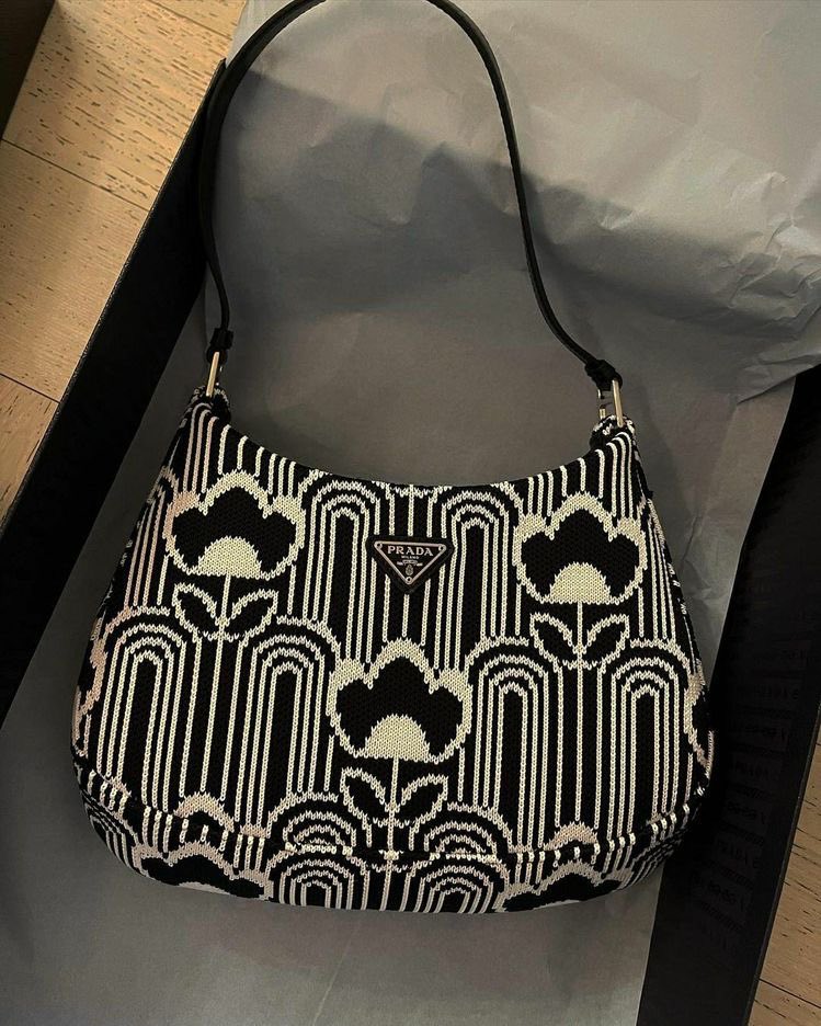 SelectOutfit's tweet photo. prada bag https://t.co/gWHfyNvHlu