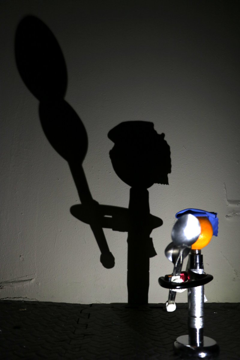 jumbledupjulie's tweet photo. In 2003 I saw this legendary gentleman perform live in London. He appeared on stage in silhouette and held aloft his mighty Hofner. The crowd went WILD! It was beautiful. Challenged by @GISH to make shadow art of a musician, I wanted to recreate that moment😍
@PaulMcCartney #GISH https://t.co/wDMRKWtixw