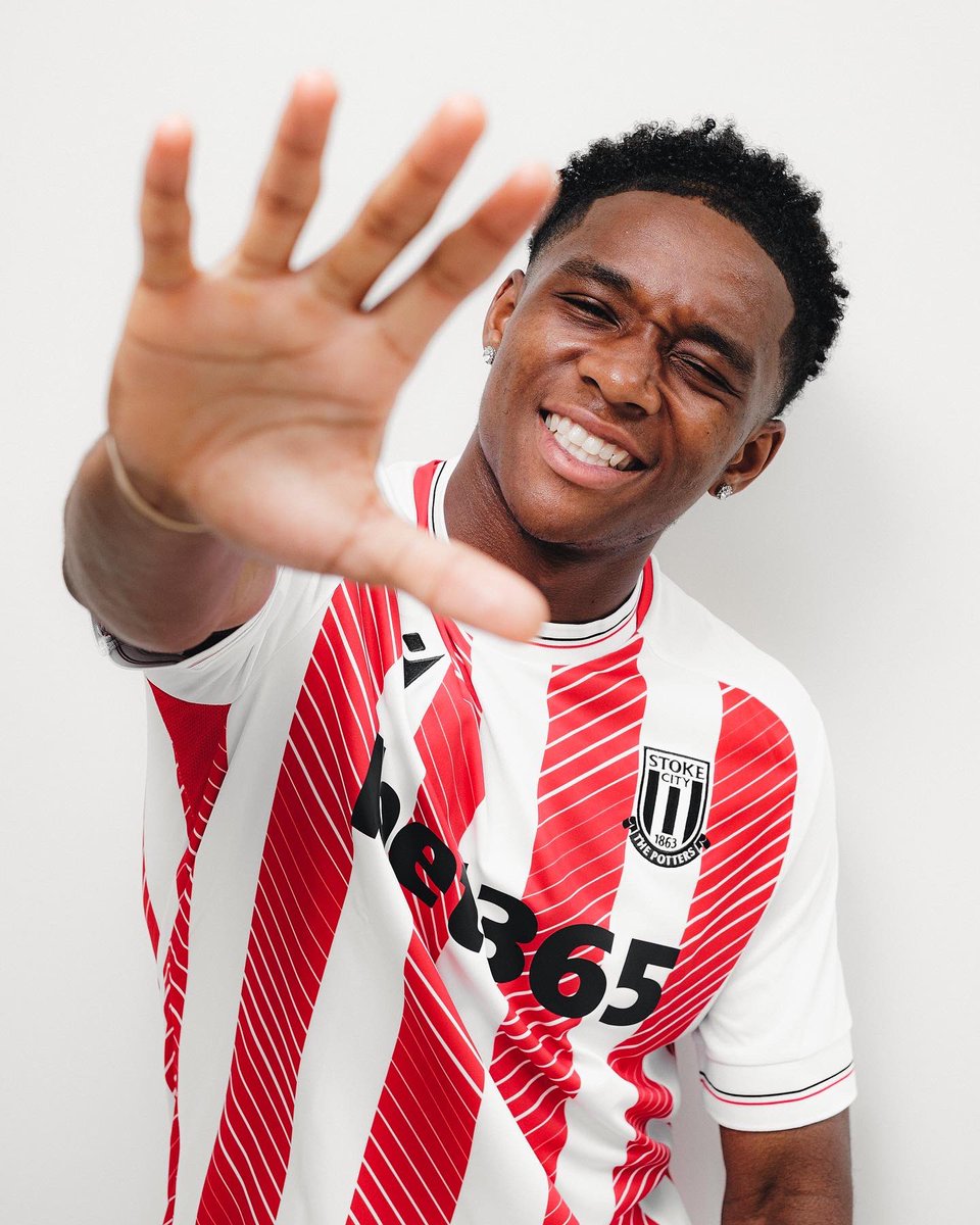 New challenge, new chapter! 🙏🏾

As you can see, the energies are strong. I’m delighted to announce I’ve joined @StokeCity. 

Can’t wait for the season to start now, after a very productive pre-season! 

Let’s go! 🌪⚽️