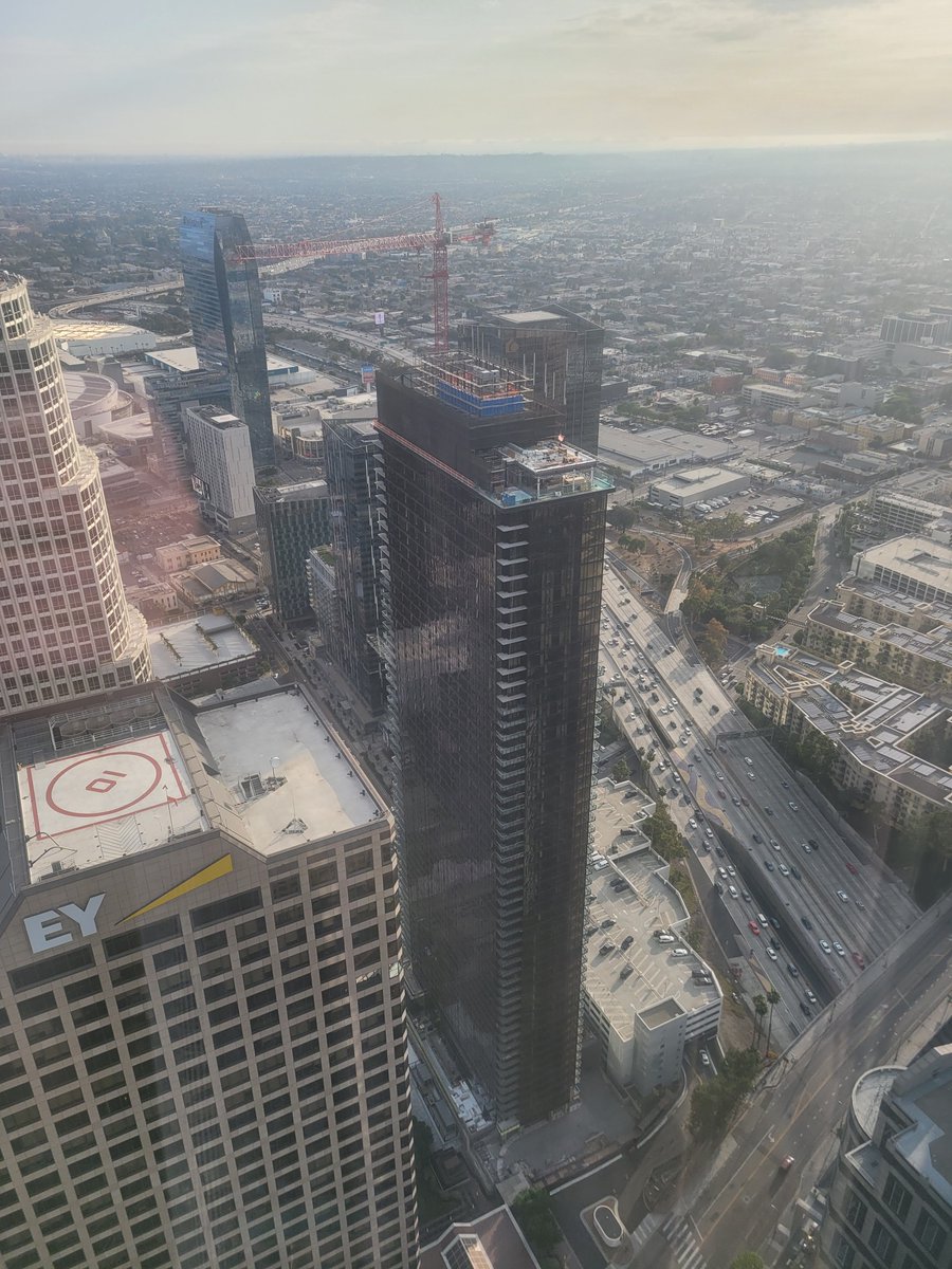 Build_SoCal's tweet photo. Brookfield's "Beaudry" tower topped off in #DTLA. Right by #FigAt7th between 7th and 8th street.
960 W 7th Street.
#Construction #Skyscraper #LA https://t.co/zI4mw3SQra