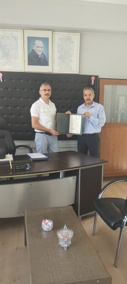agrinufus's tweet photo. GYUD sınavını kazanarak göreve başlayan Hamur İlçe Nüfus Müdürümüz Taner TATAR'a , Genel Müdürümüz Sayın Şefik AYGÖL’ün tebrik mesajı İl Müdürümüz Sayın @mustul TAŞ tarafından takdim edildi.@sefikaygol  @mustul  @TC_icisleri  @TCNufus @HamurIlce https://t.co/mdwiBY1BZ0