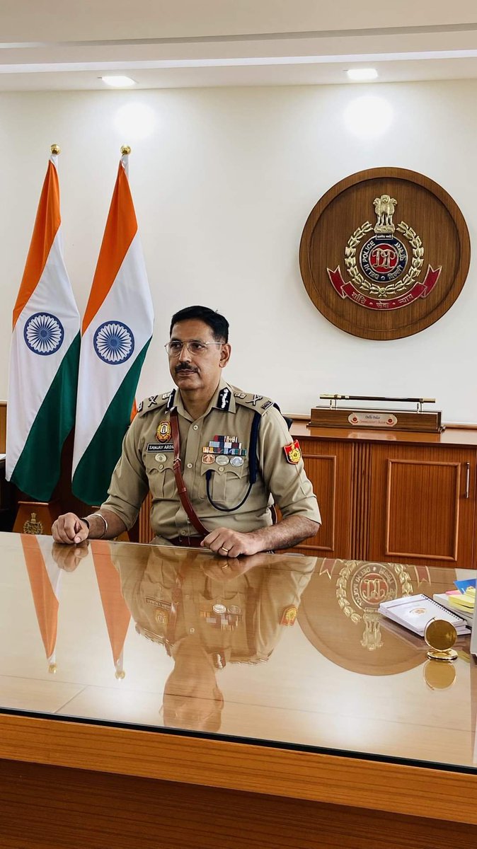 howindie_'s tweet photo. दिल्ली पुलिस के नए कमिश्नर संजय अरोड़ा दिल्ली पुलिस मुख्यालय पहुंचे। उन्होंने आज से दिल्ली पुलिस का कार्यभार संभाला, आईपीएस संजय अरोड़ा 24वें दिल्ली पुलिस के कमिश्नर है। @DelhiPolice @LtGovDelhi @CPDelhi https://t.co/iKkQyQu8gI