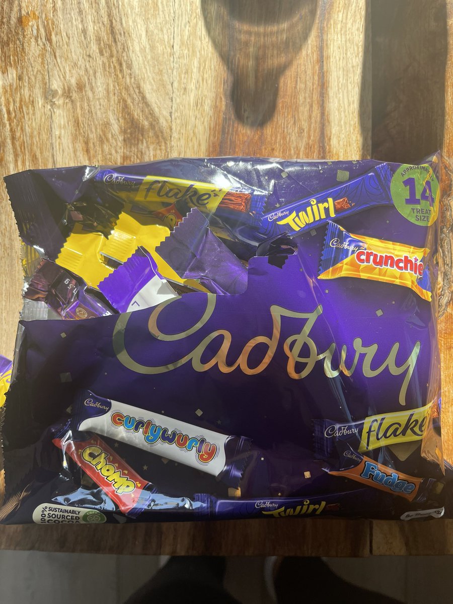 nimrahax's tweet photo. @CadburyUK Why have I opened this bag to find zero crunchies in the variety pack💔😖 NOT MUCH OF A VARIETY 🥴 https://t.co/V3FhL9oOBx