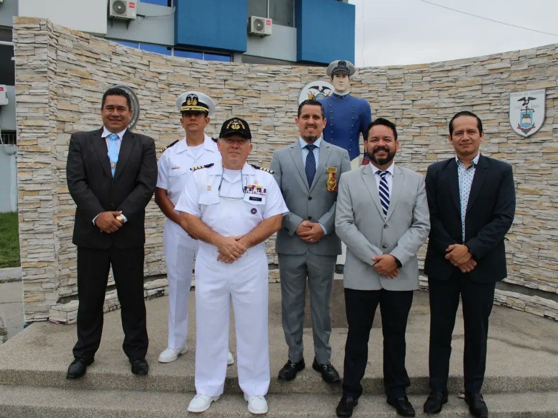 carlosl_torres's tweet photo. Que nostalgia volver al Liceo Naval y recibir esta condecoración en representación de la Promoción XXI, #Goln presente en este evento. https://t.co/SOwAEeGp1o