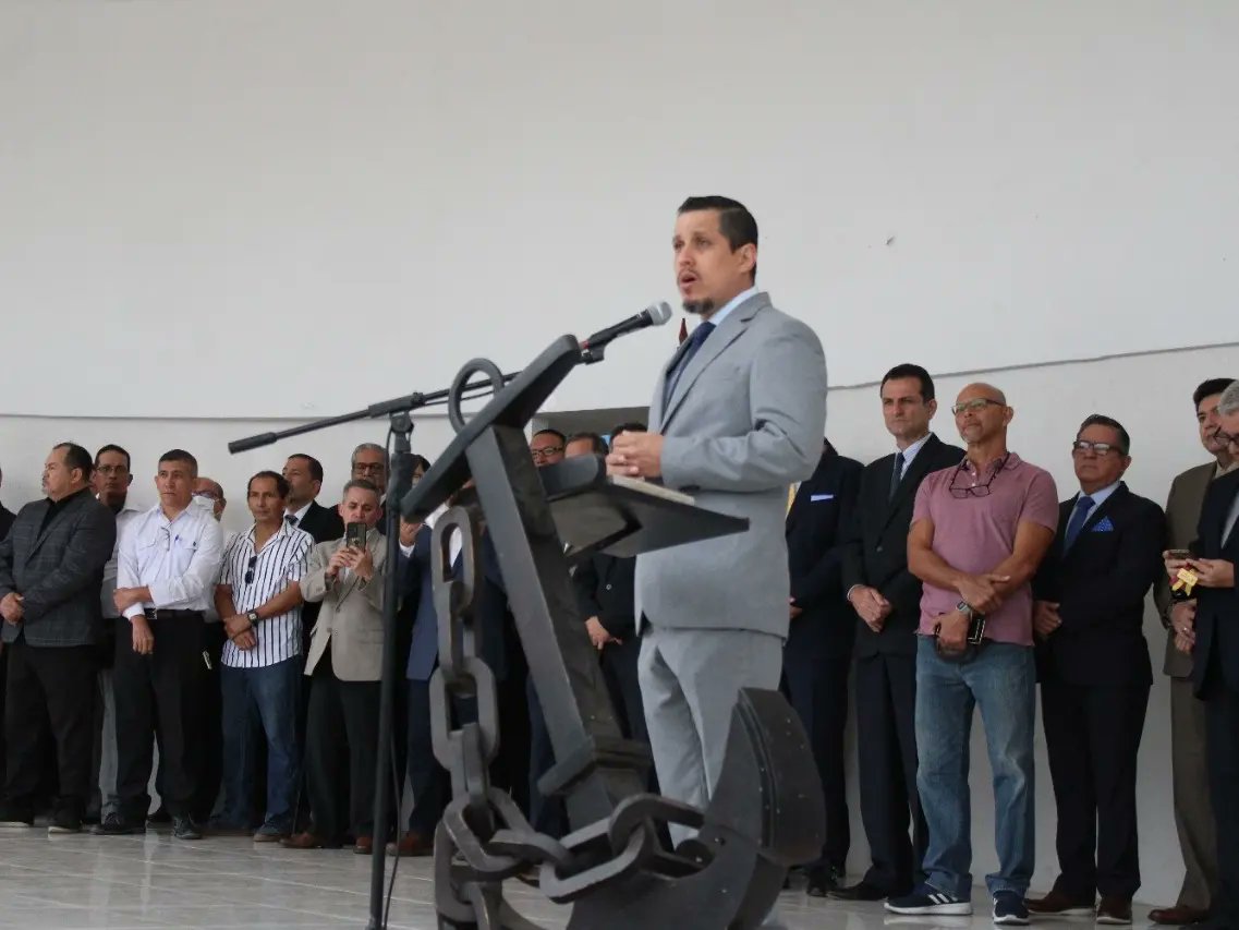 carlosl_torres's tweet photo. Que nostalgia volver al Liceo Naval y recibir esta condecoración en representación de la Promoción XXI, #Goln presente en este evento. https://t.co/SOwAEeGp1o