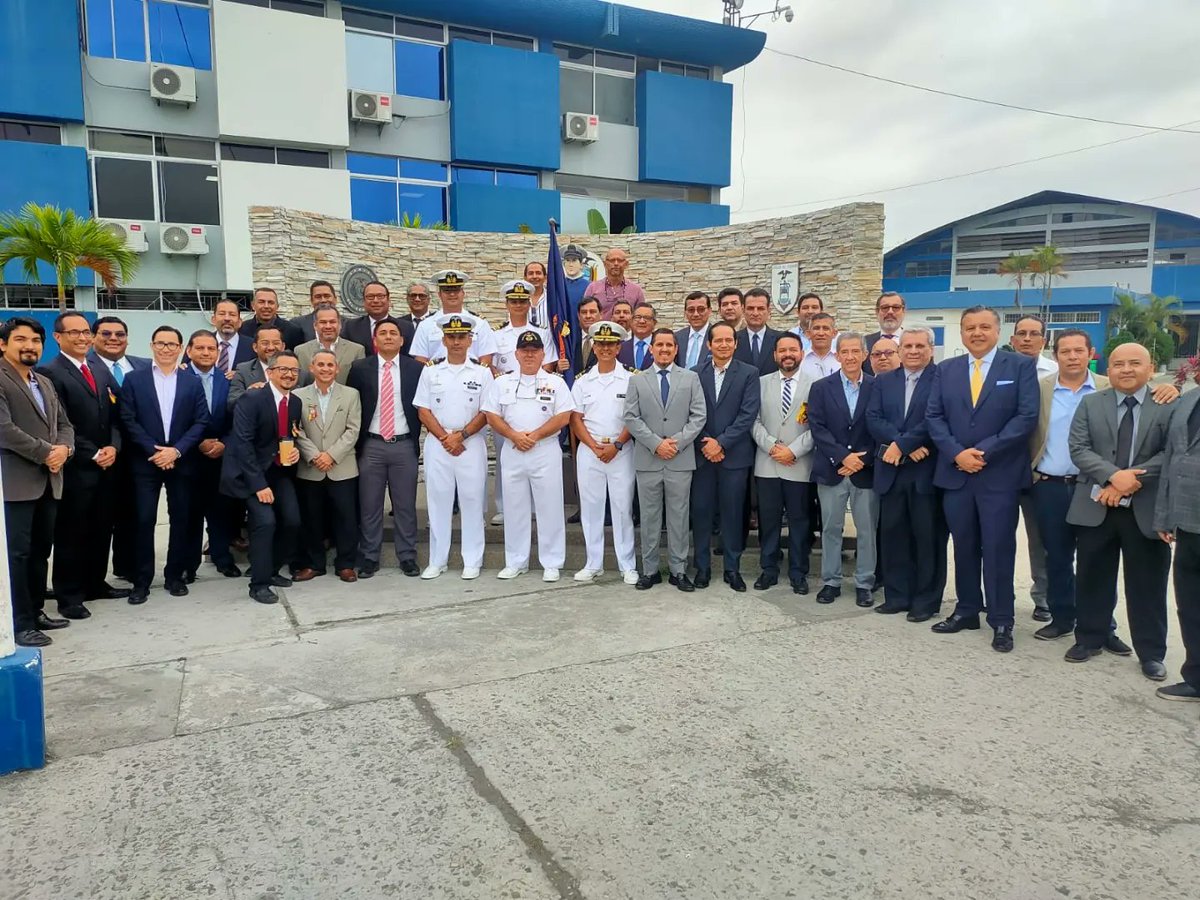 carlosl_torres's tweet photo. Que nostalgia volver al Liceo Naval y recibir esta condecoración en representación de la Promoción XXI, #Goln presente en este evento. https://t.co/SOwAEeGp1o