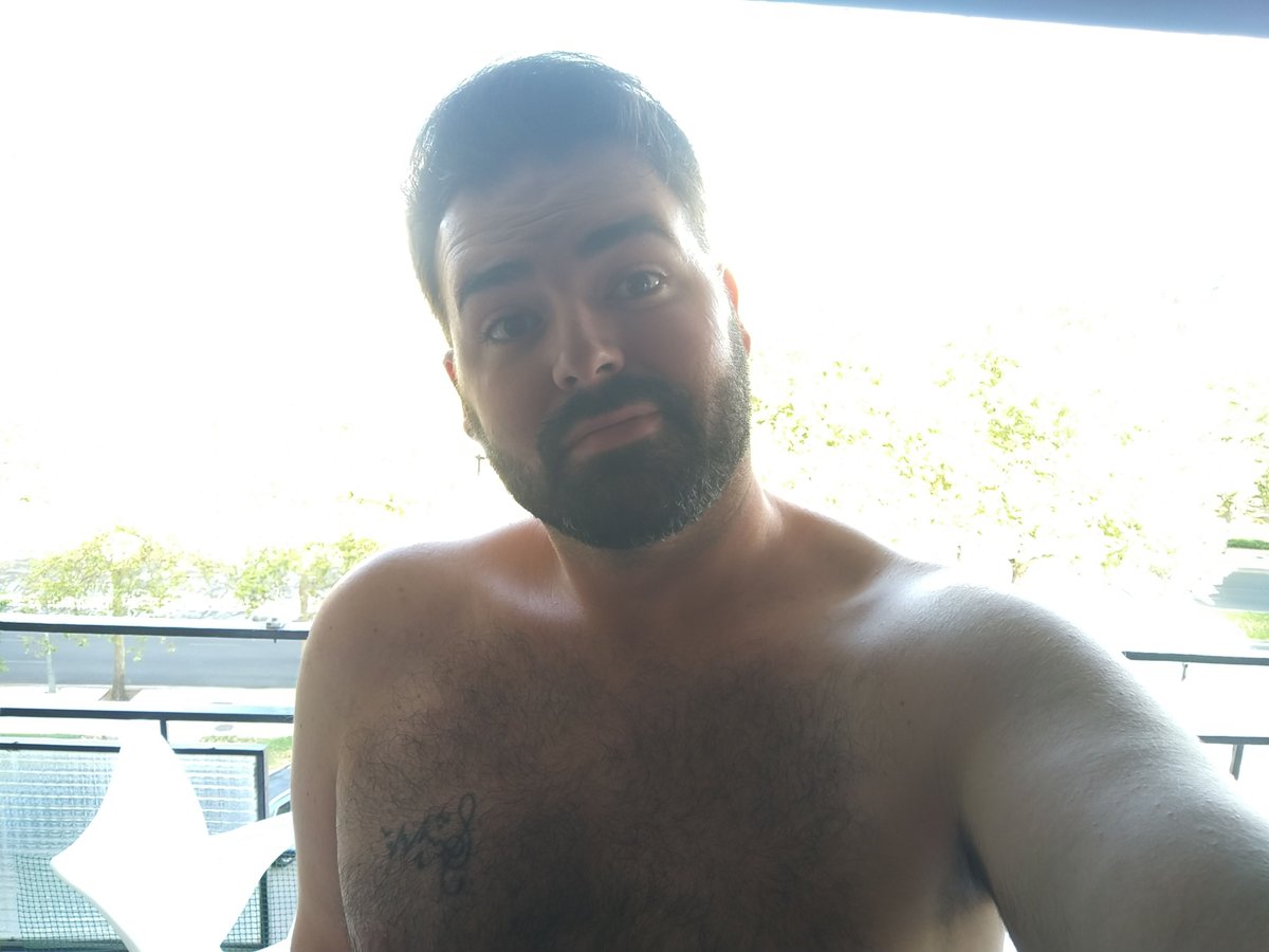 BolanosOfficial's tweet photo. Uno que se pone a tomar el sol en cualquier sitio... #tomarelsol #terraza #casa https://t.co/JhUS7YcM4w