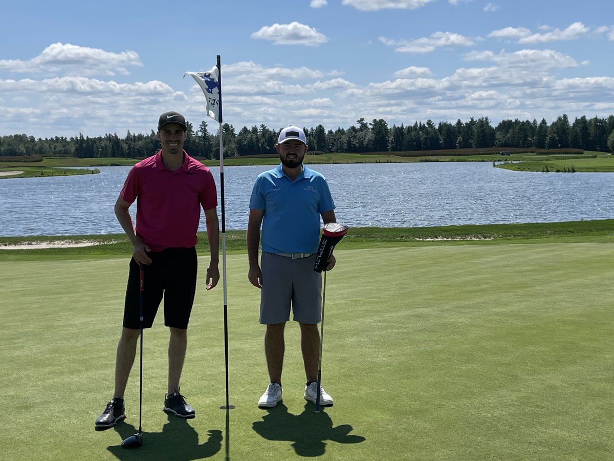 MATCH PLAY RÉGION EST | HUITIÈME DE FINALE
Le match entre Pierre-Alexandre Bédard et Jean-Michel Paré a eu lieu le 31 juillet au club de golf La Tempête. C'est finalement Pierre-Alexandre qui a remporté ce match 1up au 19e trou. ⛳️