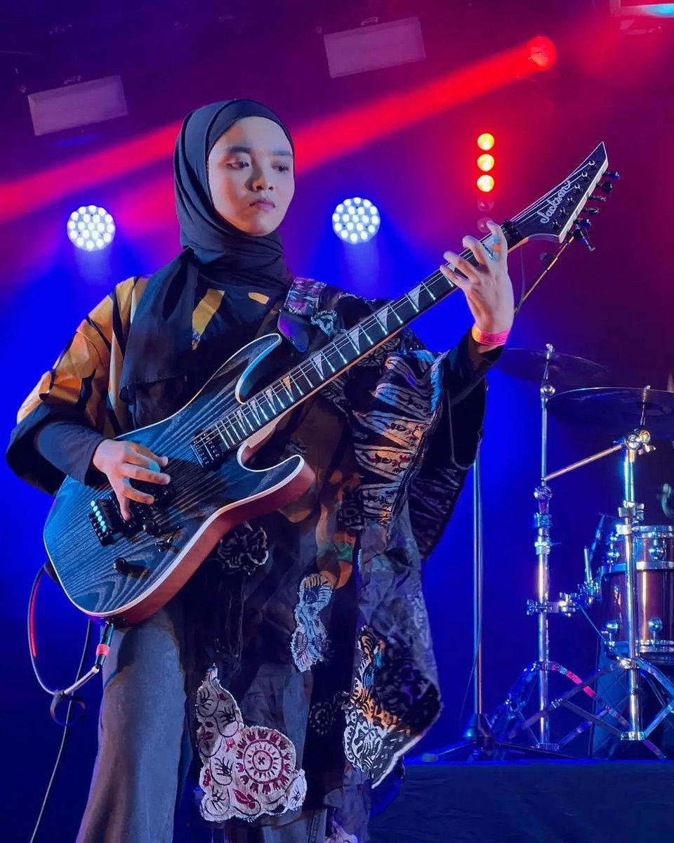 Start your #MetalMonday off with Marsya of <a href="/baceprotvoices/">Voice Of Baceprot (VOB)</a> playing her Jackson MJ Series Dinky in Matte Black Ash. See more on the MJ Dinky here: bit.ly/3zO0vVZ