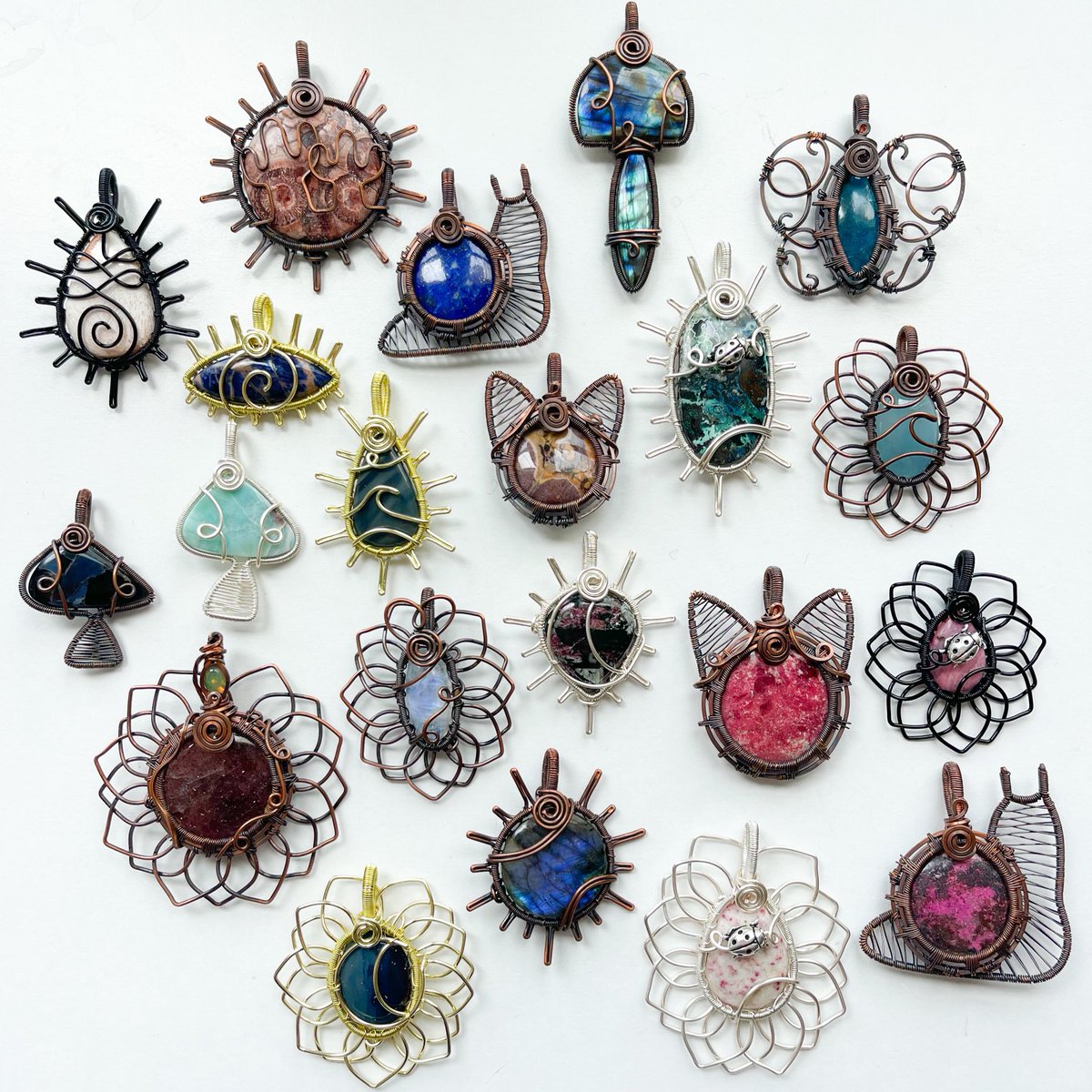 mildhippie's tweet photo. the crystals     🌸🌊💘      the pendants

“ocean roses” collection coming to my shop August 5th at 4pm eastern time <3 https://t.co/R1IhUL9lRm