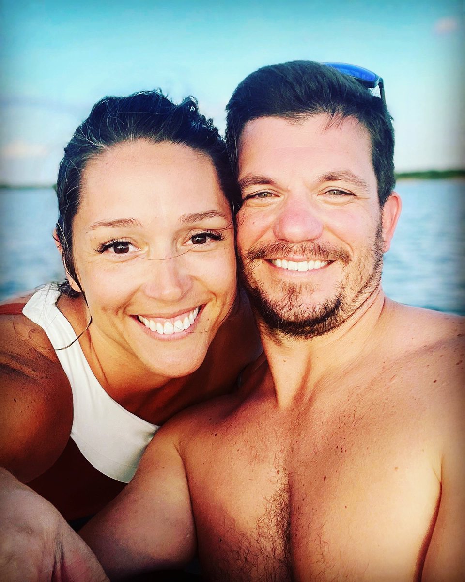 LindyKaemming's tweet photo. He puts the Kaemming in our Krew โค๏ธ Holdin down the fort doing his part to help make a difference for students and teachers so I can go lead trainings #sittershelp #mcm #hubby #groupeffort #backtoschool #characterstrong #6sleeps https://t.co/iqW0cwxbPZ