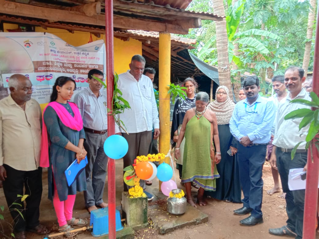 EngineerRdwsd's tweet photo. ಜಿಲ್ಲೆಯ ಕುಮಟಾ ತಾಲೂಕಿನ  ತೊರ್ಕೆ ಗ್ರಾಮ ಪಂಚಾಯಿತಿಯ ಹಿತ್ತಲ ಮಕ್ಕಿ ಗ್ರಾಮವನ್ನು ವಿಶೇಷ ಗ್ರಾಮ ಸಭೆಯ ಮೂಲಕ "ಹರ ಘರ್ ಜಲ್ ಗ್ರಾಮ" ಎಂದು ಘೋಷಿಸಲಾಯಿತು.
#RDWSD #JJM #HarGharJal #VillageDeclaration
@DirectorRDWSD @ZPUttaraKannada @lkatheeq 
@PriyangaMadhan @jaljeevan_ @gokRDPR https://t.co/Js7XFucH0q