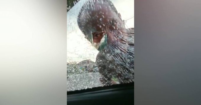 Pemandu Toyota Vios yang memecahkan cermin kereta dan mengugut seorang pemandu wanita di Simpang Empat Limbat, di sini, Khamis lalu akhirnya ditahan polis.

#Malaysia #berita #SimpangEmpatLimbat #arrested 
hmetro.com.my/mutakhir/2022/…