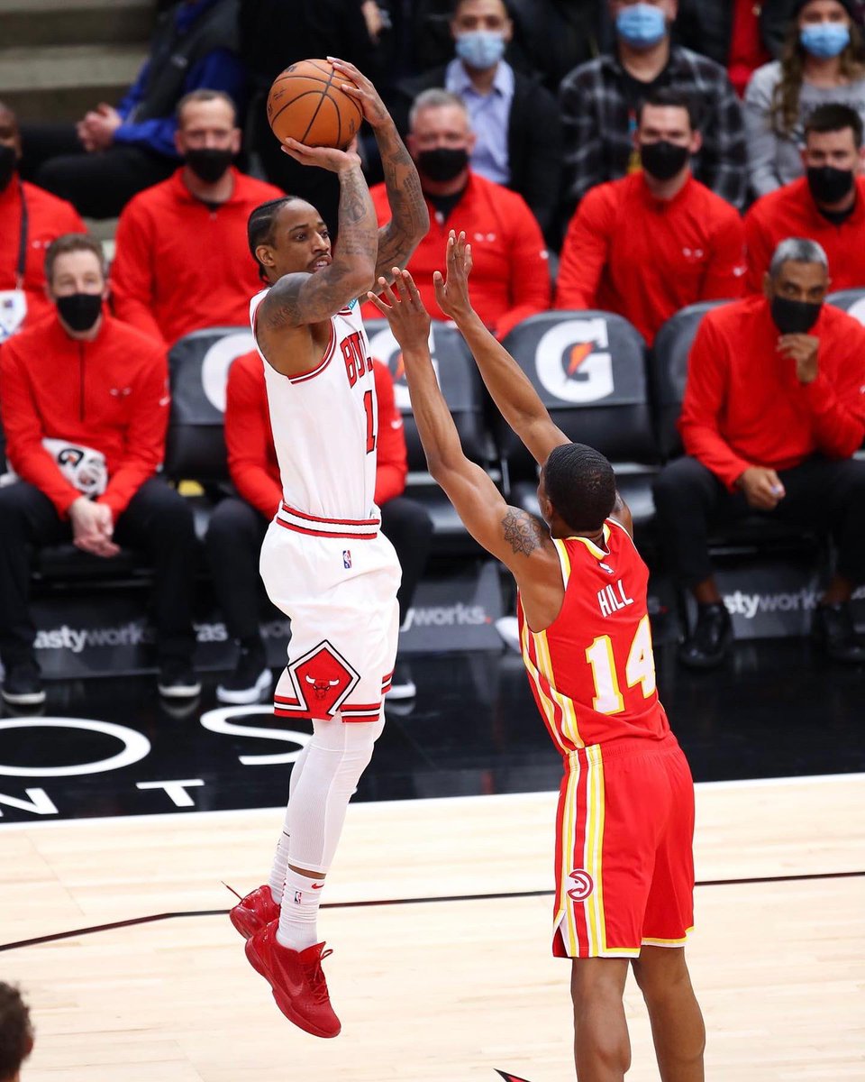 nicekicks's tweet photo. .@DeMar_DeRozan is signing a 4-year contract extension with Nike that keeps him as the featured face of Kobe Bryant’s signature sneaker line, per @ShamsCharania 🔥 https://t.co/GdEoxn7rB1