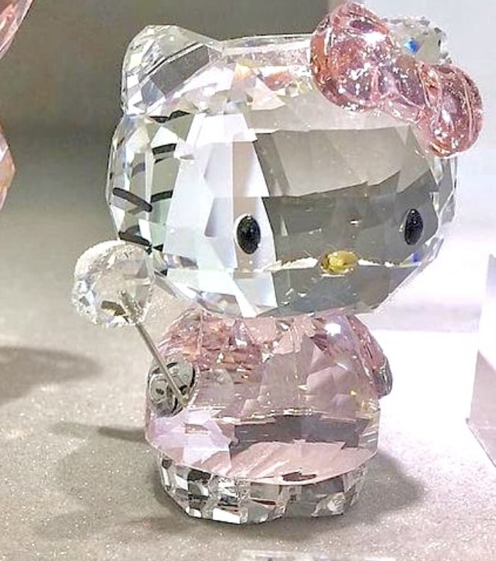 elegantcritters's tweet photo. hello kitty and my melody glass figures ✧*:･ https://t.co/wzM944W3Ux