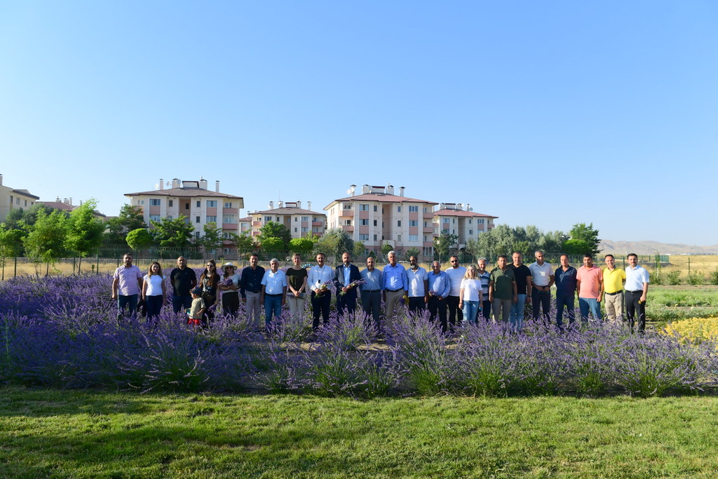 Yüzüncü Yıl Üniversitesi Ziraat Fakültesi tarafından gerçekleştirilen ve bu yıl üçüncüsü düzenlenen Tıbbi-Aromatik Bitkiler Hasat Bayramına İl Müdür Yardımcımız Abdulkerim YÜCEL ile İlçe ve Şube Müdürlerimiz ile teknik personellerimiz katıldılar.

Detay:👇
instagram.com/p/CguRQHeLH1P/…