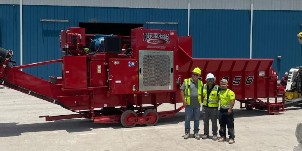 Rotochopper's tweet photo. Happy #MachineMonday! Coastal Waste and Recycling in FL recently took delivery of their new #Rotochopper EC-256. Congratulations on the new grinder!π
#horizontalgrinder #recycling #waste https://t.co/R86fn8ePY4