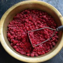 agroblogs_ru's tweet photo. Готовим малиновый сок на зиму

Малиновый сок с сахаром вкуснее варенья и в нем сохраняется больше витаминов. Хороший способ заготовить малину на зиму, рецепт из расчета на полтора ягод. В этом рецепте не чистый концентрированный сок, я разбавляю…
https://t.co/u9hgBQWOrN https://t.co/qAIMgmaAsH