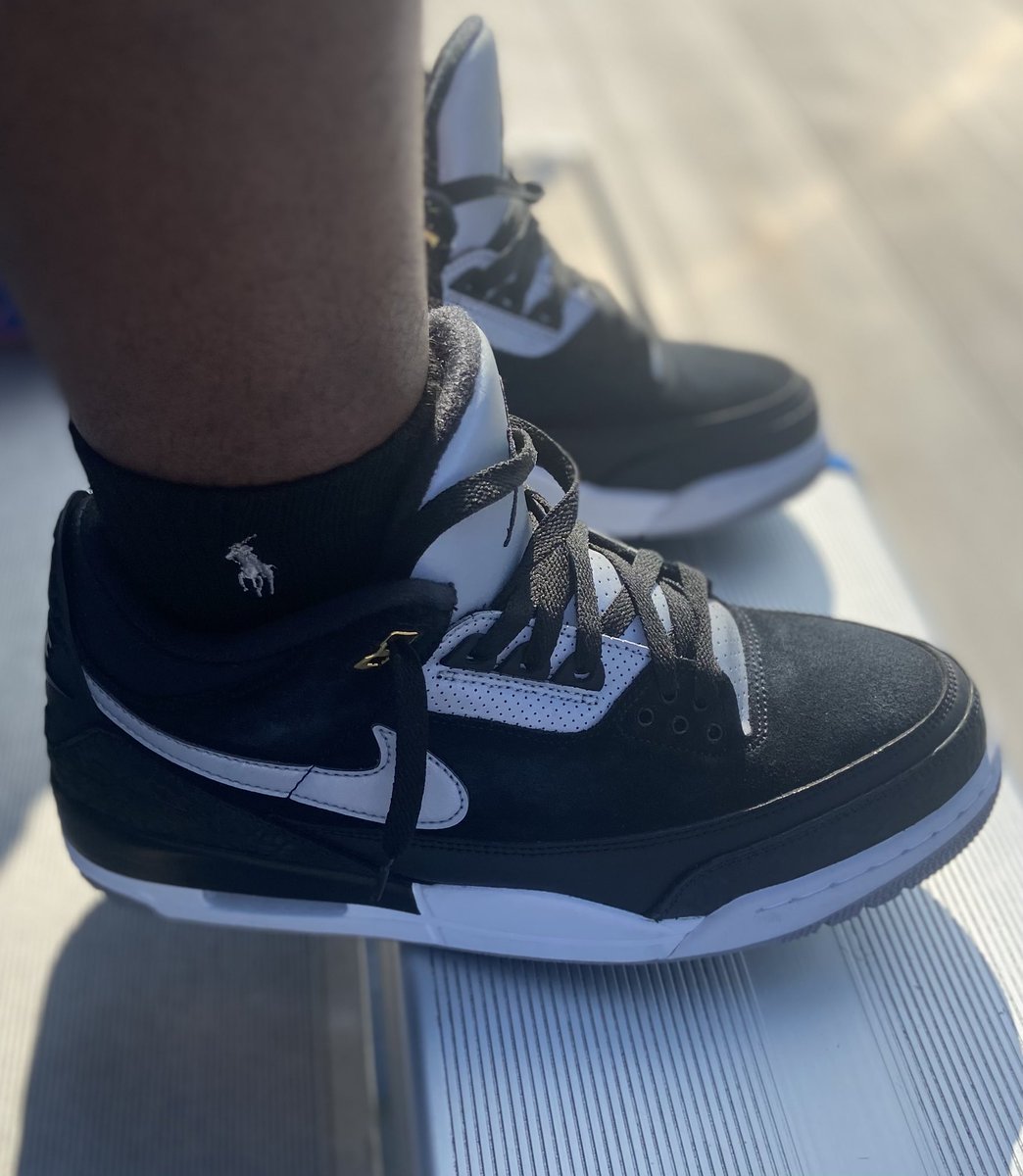 Kream_Ete_Reel's tweet photo. Idk man, I feel like these guys don't get enough love. The Swoosh on the side is definitely different. I forgot these have Nike Air on the back too. #Tinker3 #Jordan #TinkerHatfield #YourSneakersAreDope https://t.co/ZLK0ExREdc