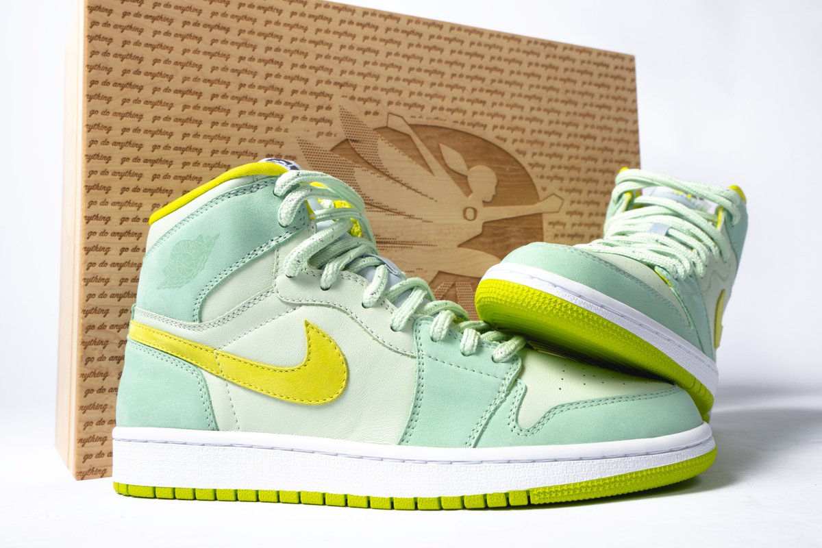 GoDucks's tweet photo. For Women. By Women.

The #WIFJordan1, designed by Elizabeth Brock-Jones and Kendal Bagby in collaboration with Tinker Hatfield, represents the triumphs of women everywhere.

Bid now with all proceeds directly benefiting @UOWomeninFlight 

https://t.co/xjsQmVLeT2

#GoDucks https://t.co/zrYLnziLqu