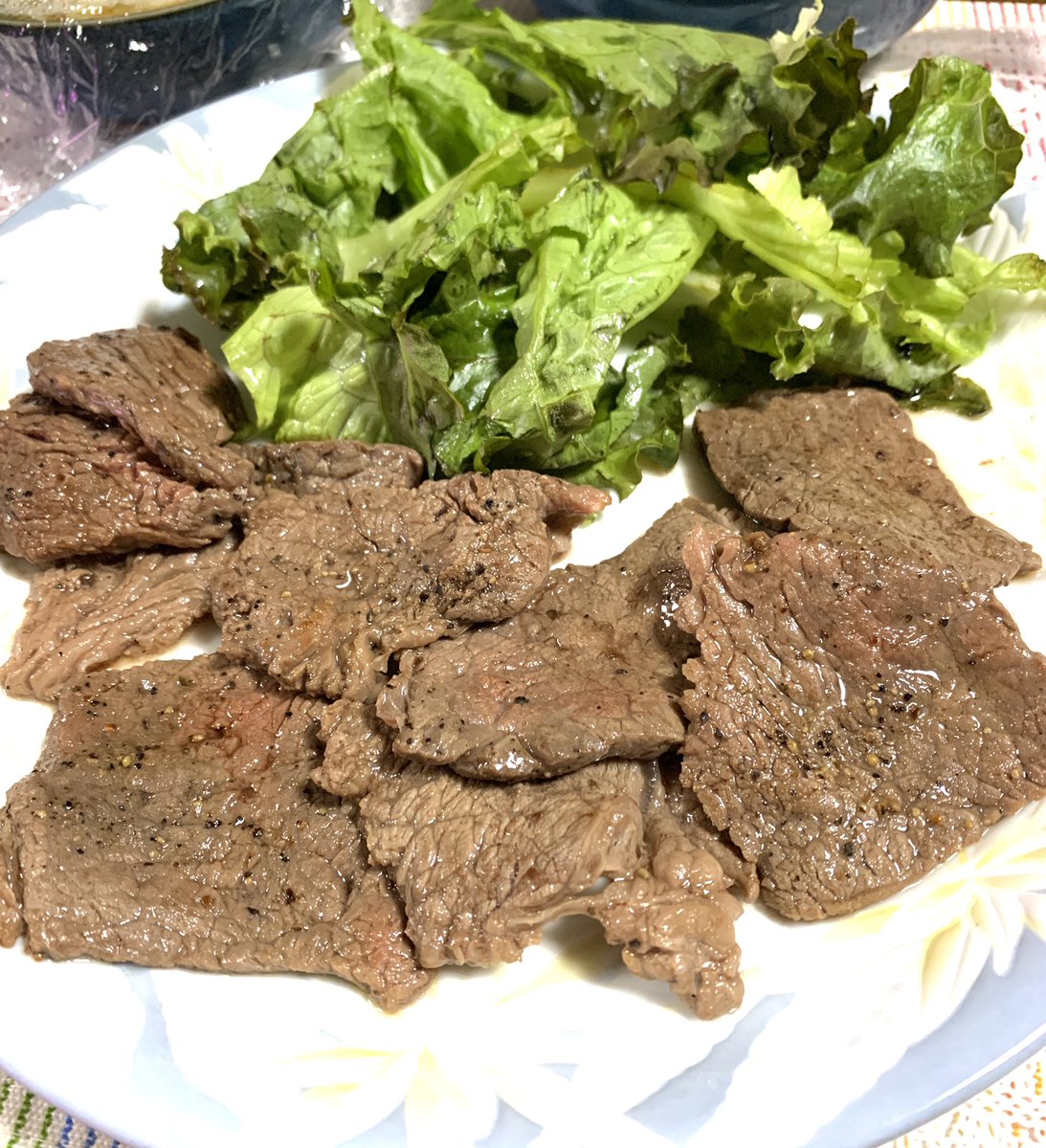 バーベキューの残り牛肉！
カタログギフトで貰ったとても良い肉ですが、信じられない硬さでした。なので包丁を細かくいれて、そこそこの硬さにした残念すぎるお肉でしたまる

#グルテンフリー #料理記録 #glutenfree